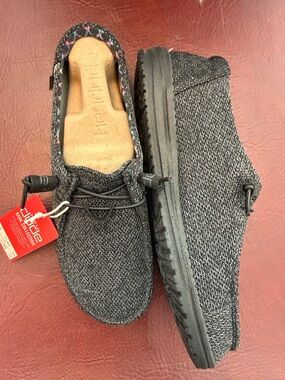 NWT Women’s Black HeyDudes